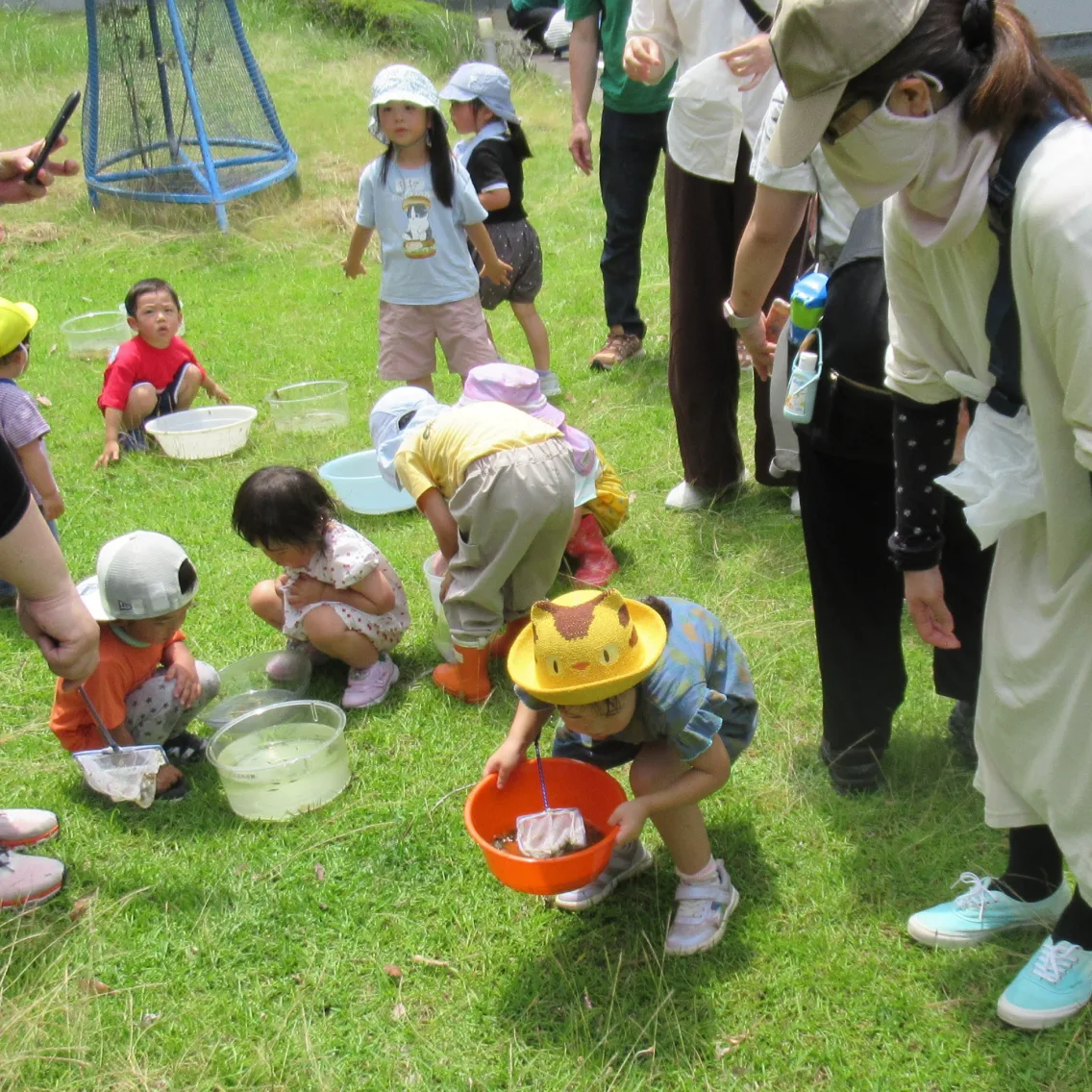 こどもの館でおおぜいの子どもたちが水あそびをしているようす