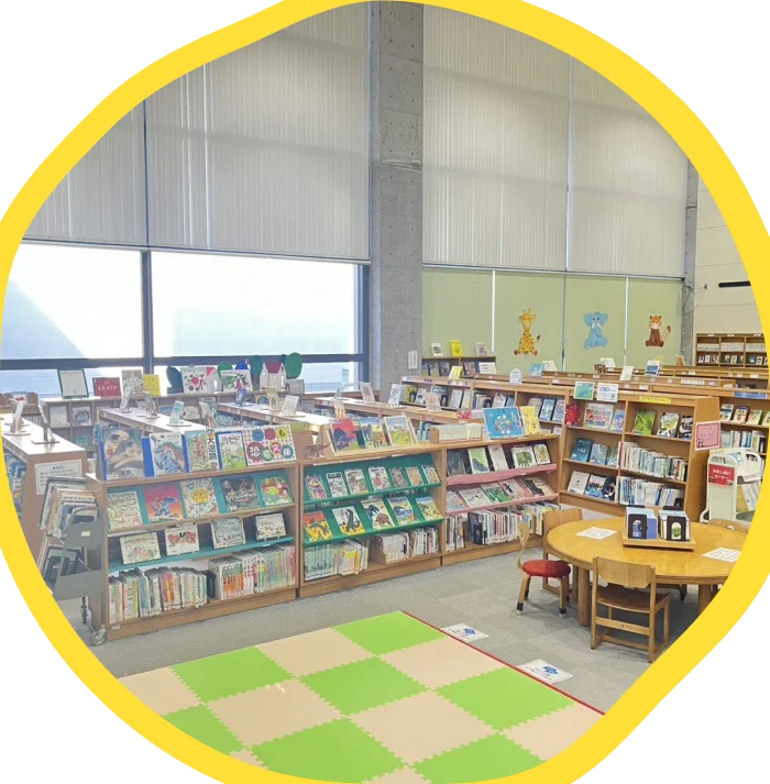 絵本がずらりと並んだ、明るい図書室