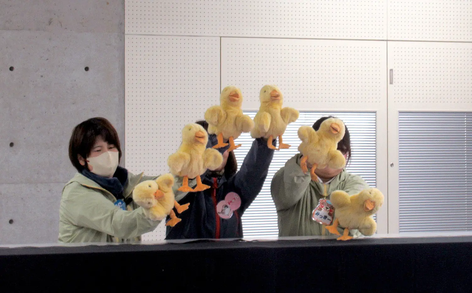 女性スタッフがひよこのぬいぐるみをつかった劇