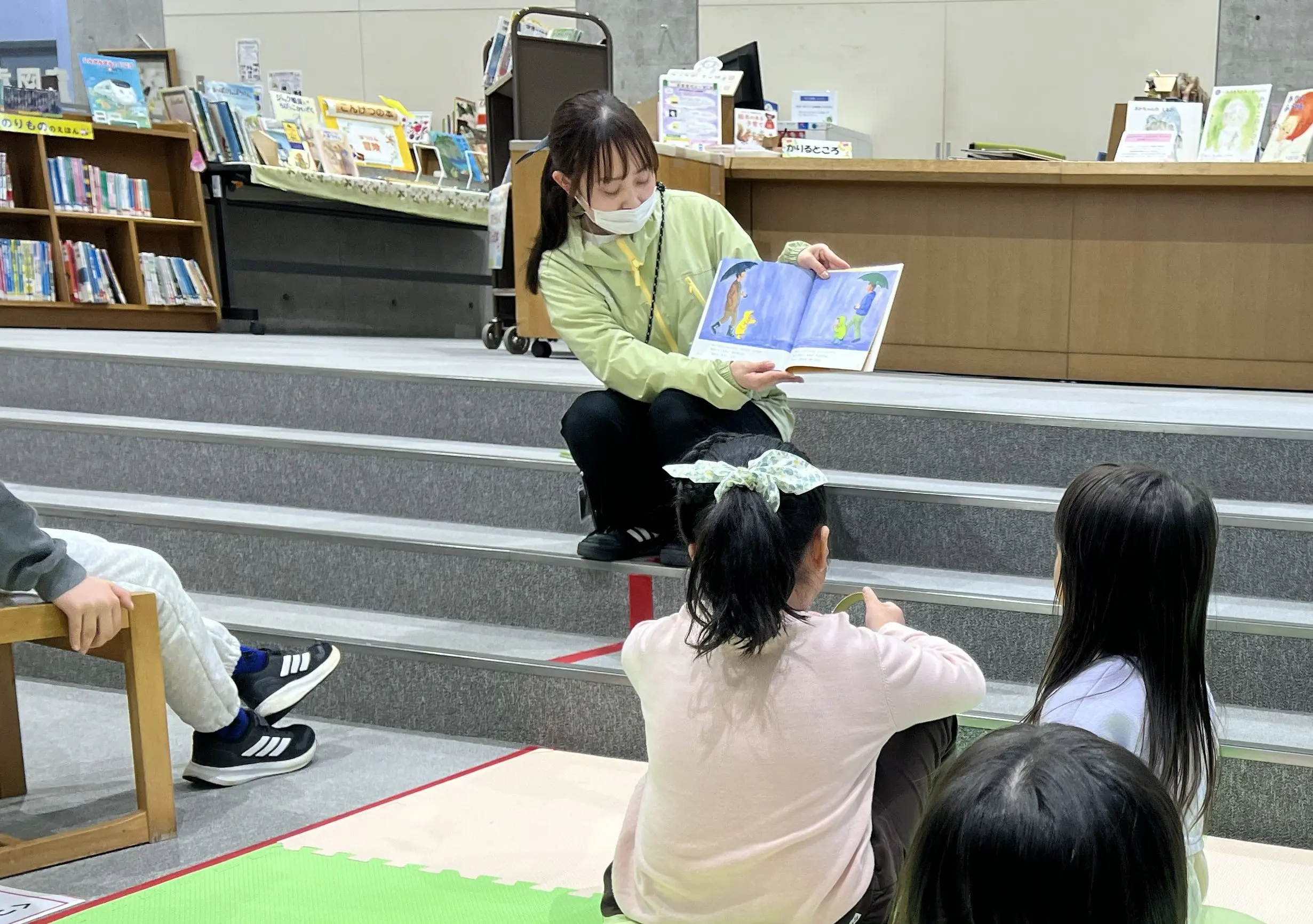 貸出用のかみしばいが並ぶ棚