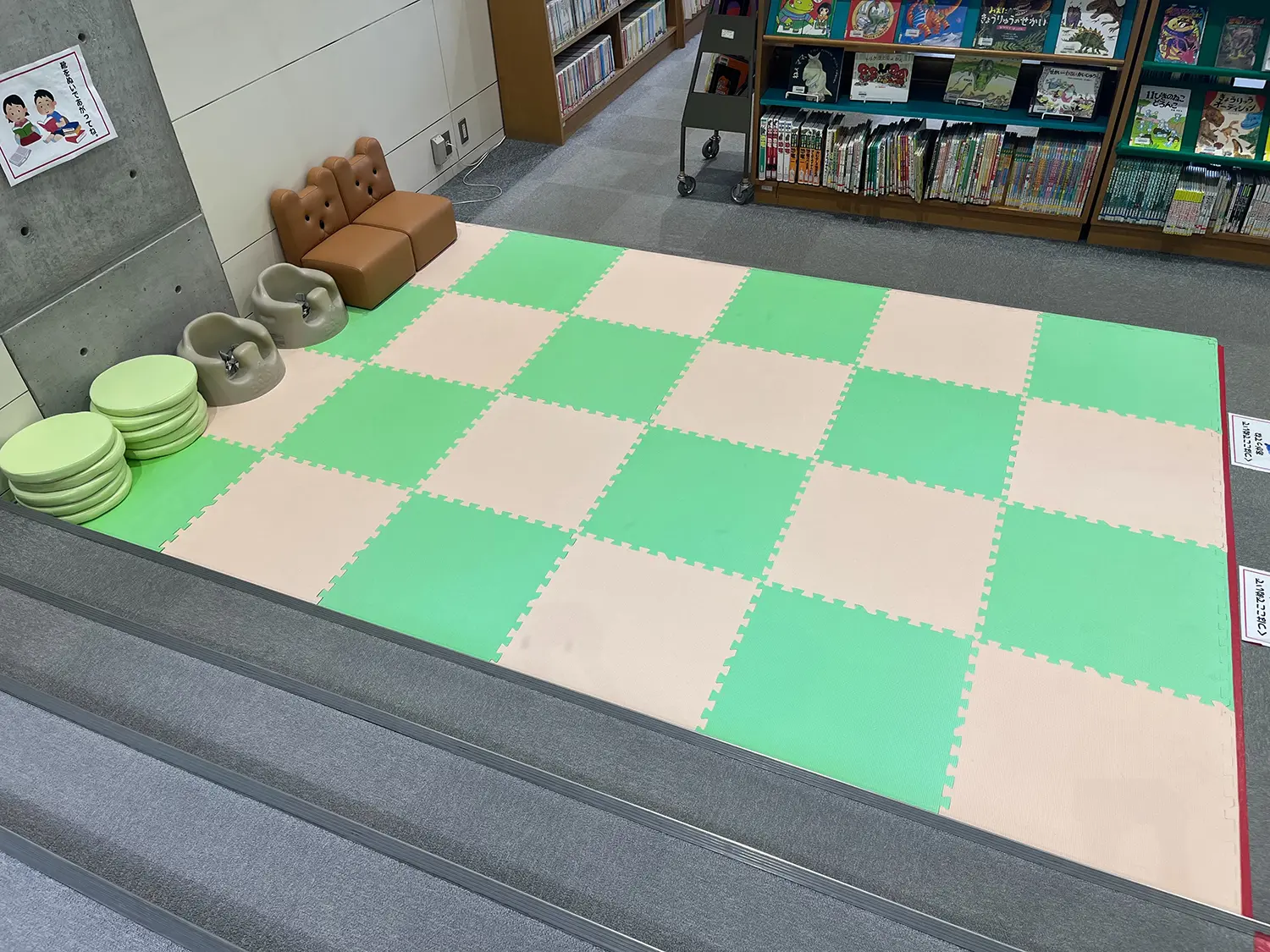 靴を脱いでくつろげるマットのスペース