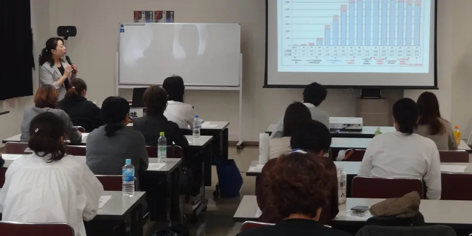 講師の話を聞きながら資料を見ている研修会のようす